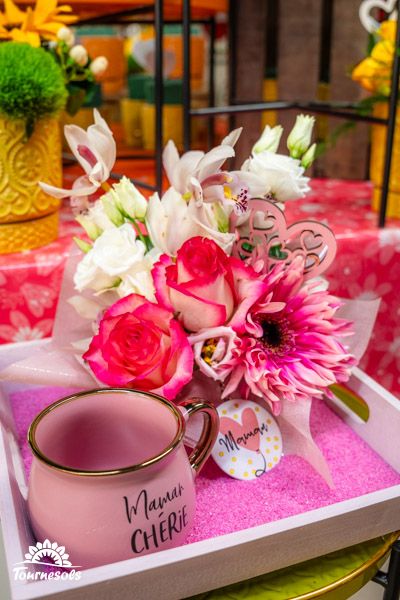 Bel agencement de fleurs roses et blanches pour une compositions florales unique.